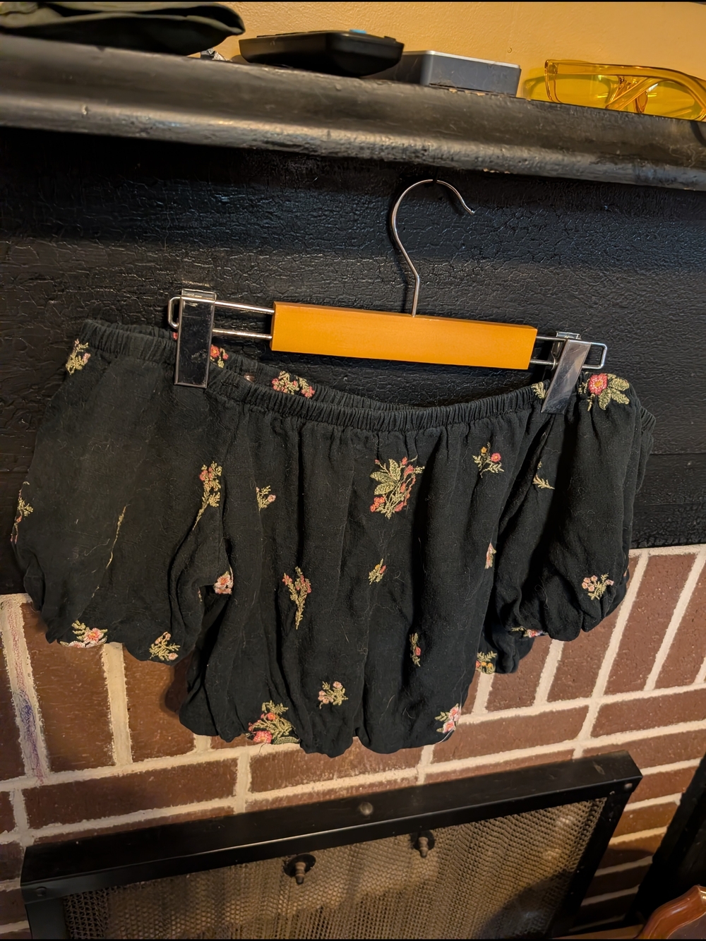American Eagle Outfitters Black Floral Off-Shoulder Crop Top